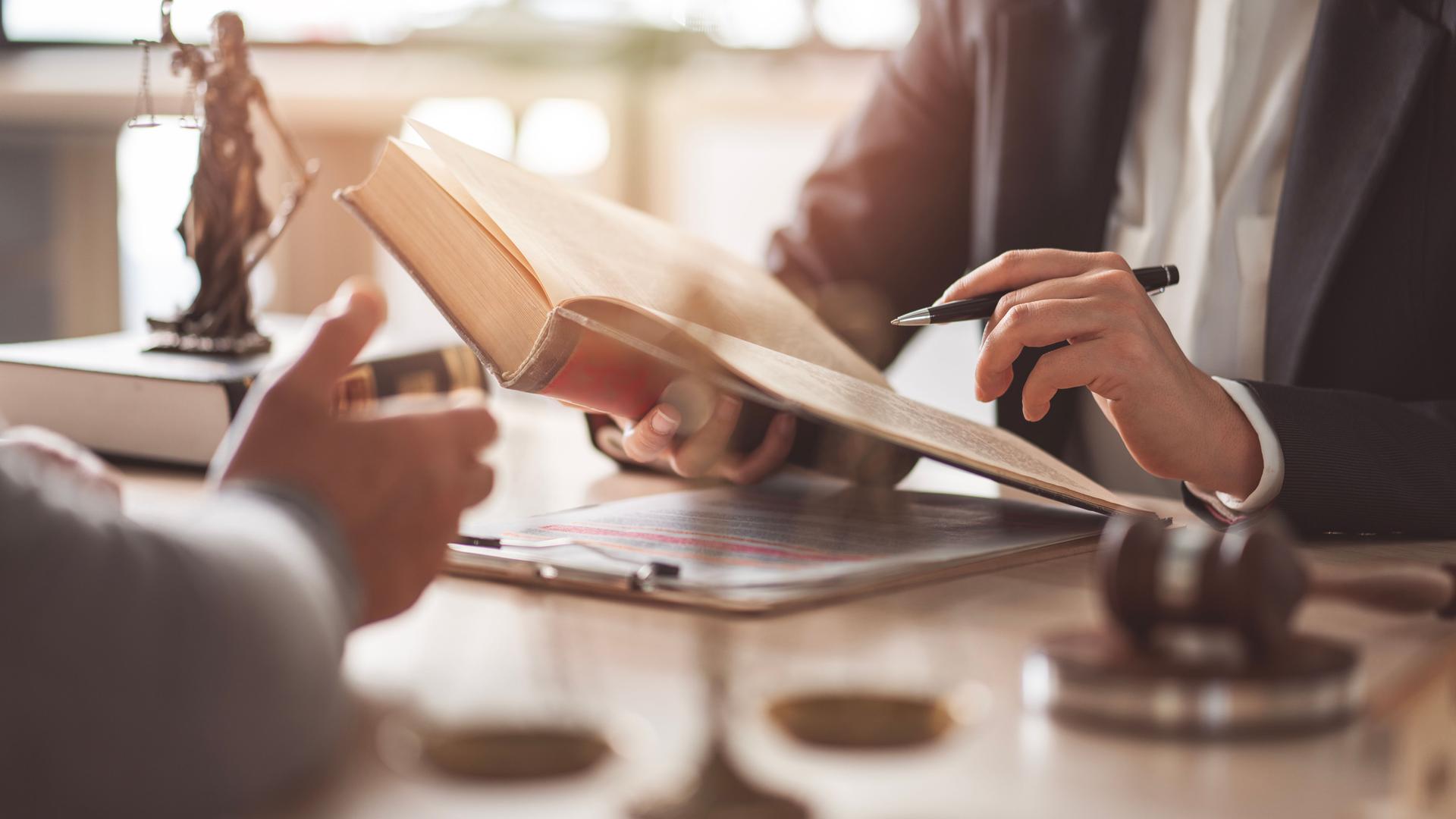 Servicios jurídicos en línea en Colombia y para colombianos en el exterior, especializados en derechos de petición, acciones de tutela, salud, pensiones, Colpensiones, seguridad social, educación, debido proceso, igualdad, nacionalidad y trámites administrativos. Abogado colombiano con experiencia en litigio penal y derecho procesal, ofreciendo asesoría legal rápida, confiable y 100 % online para colombianos y venezolanos en Estados Unidos y otros países -  Abogado en Colombia revisando libro de leyes – servicios en línea de tutela y derecho de petición - Jose Antonio Paez Jaimes